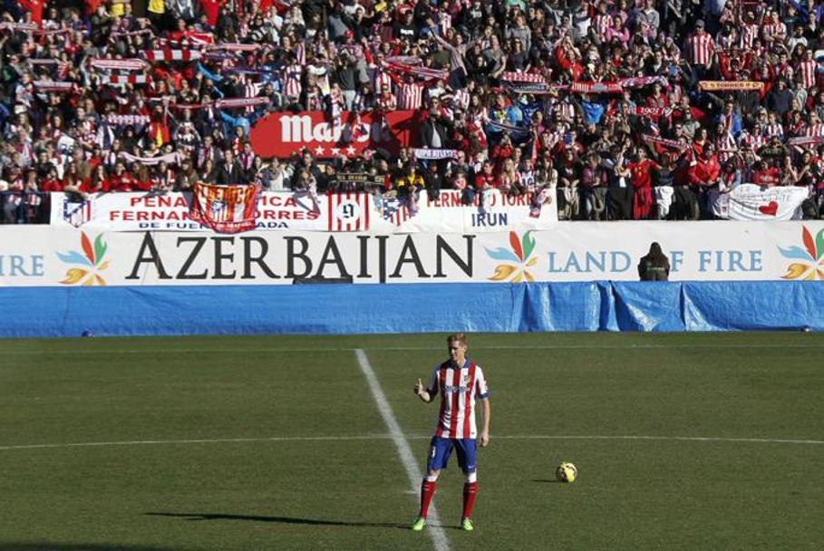 Fernando Torres torna a casa e il Vicente Calderon si riempie di tifosi: ecco come i fan dell&#39;Atletico Madrid hanno accolto l&#39;attaccante cresciuto nella cantera biancorossa. Epa